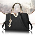 Cartera con agarradera y detalle de perlas