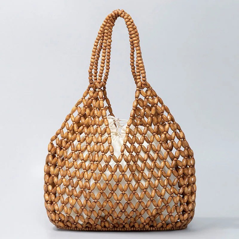 Cartera tejida con cuentas de madera